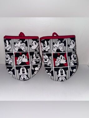 Disney Mickey Mouse 2 Pack Mini Mittens Kitchen Oven Mitts Mickey Mouse
F3